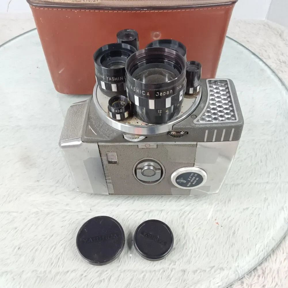Vintage1950s/60s Yashica 8-E III 8mm wind-up movie camera complete w/ case